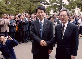 Nobel laureate Tanaka visits alma mater